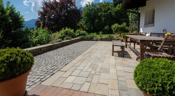 Terrasse en pavés ou en dalles, que choisir pour votre extérieur ?